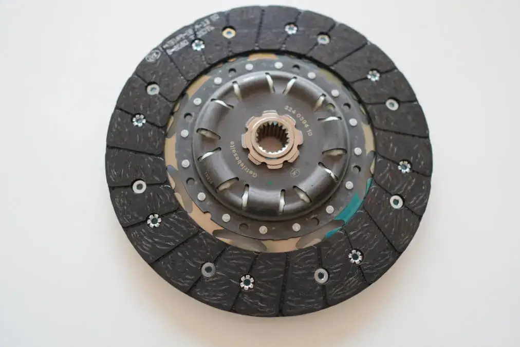 Zdjęcie Jak działa sprzęgło? Poznaj sekrety pracy mechanizmu w samochodzie