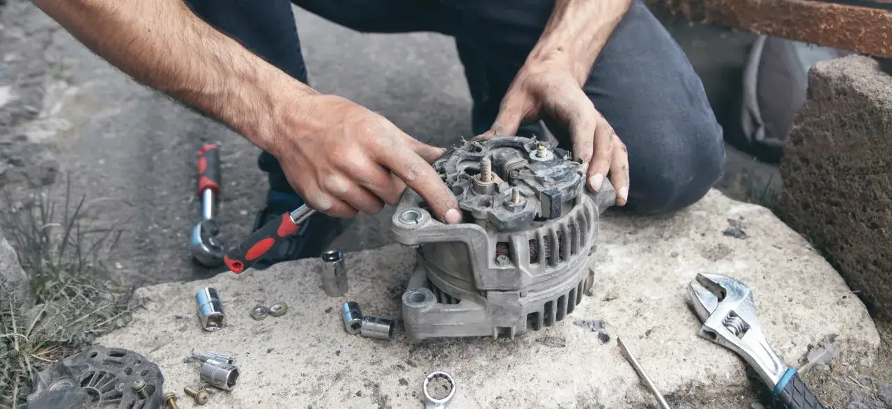 Zdjęcie Awaria alternatora objawy: Jak rozpoznać problemy z elektryką w samochodzie?