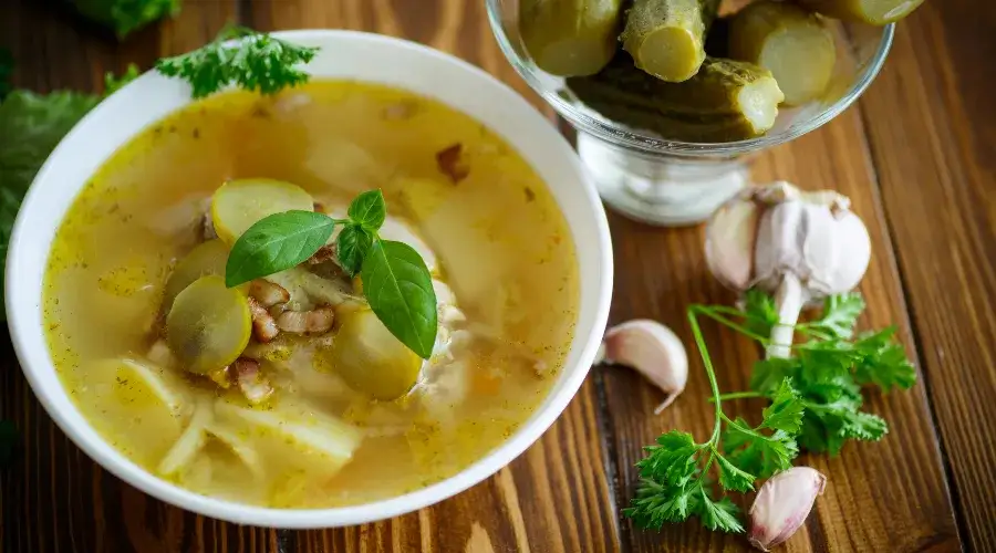 Zdjęcie Jakiej przyprawy nie wolno dodawać do zupy ogórkowej, aby nie zepsuć smaku