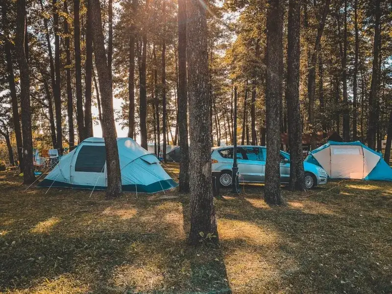 Zdjęcie Kempingi nad jeziorem Rożnowskim – najlepsze miejsca na wypoczynek