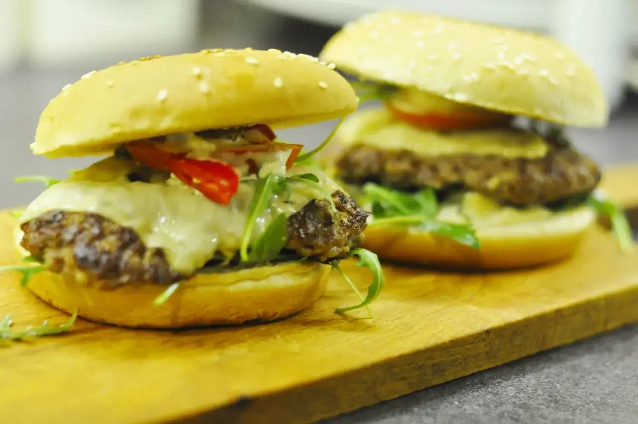 Zdjęcie Jak długo smażyć burgery wołowe, by były idealnie soczyste i nie przesuszone?