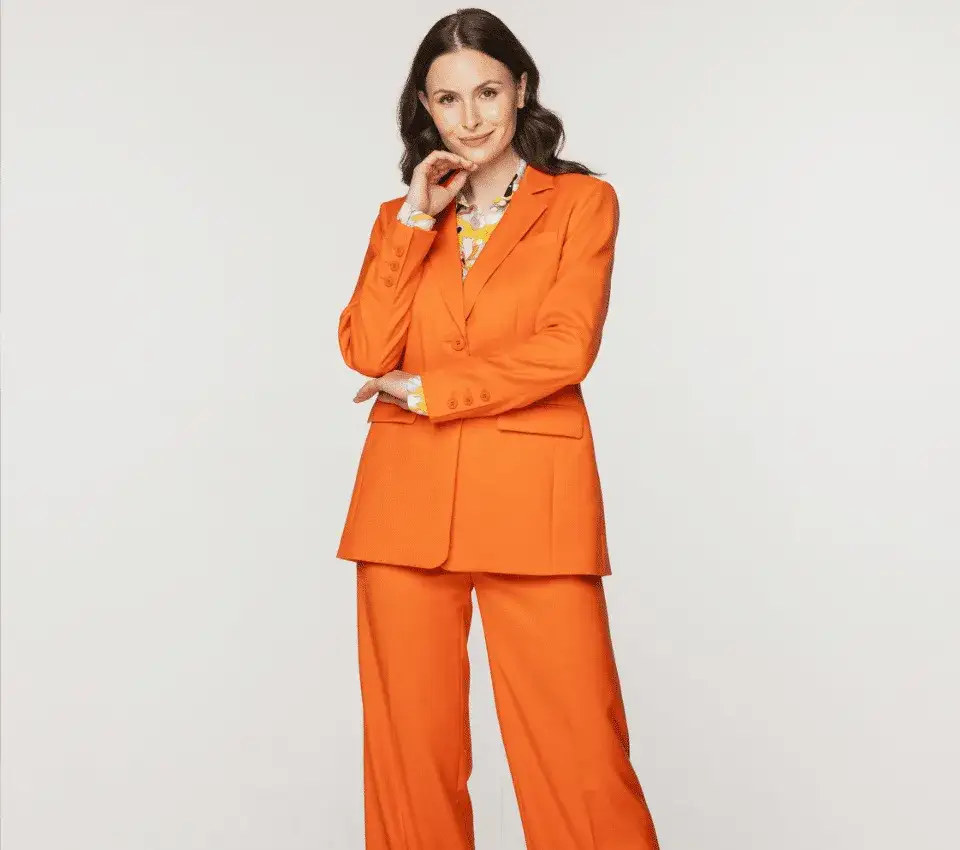 Zdjęcie Pomarańczowa marynarka stylizacje - jak stworzyć wyjątkowe looki