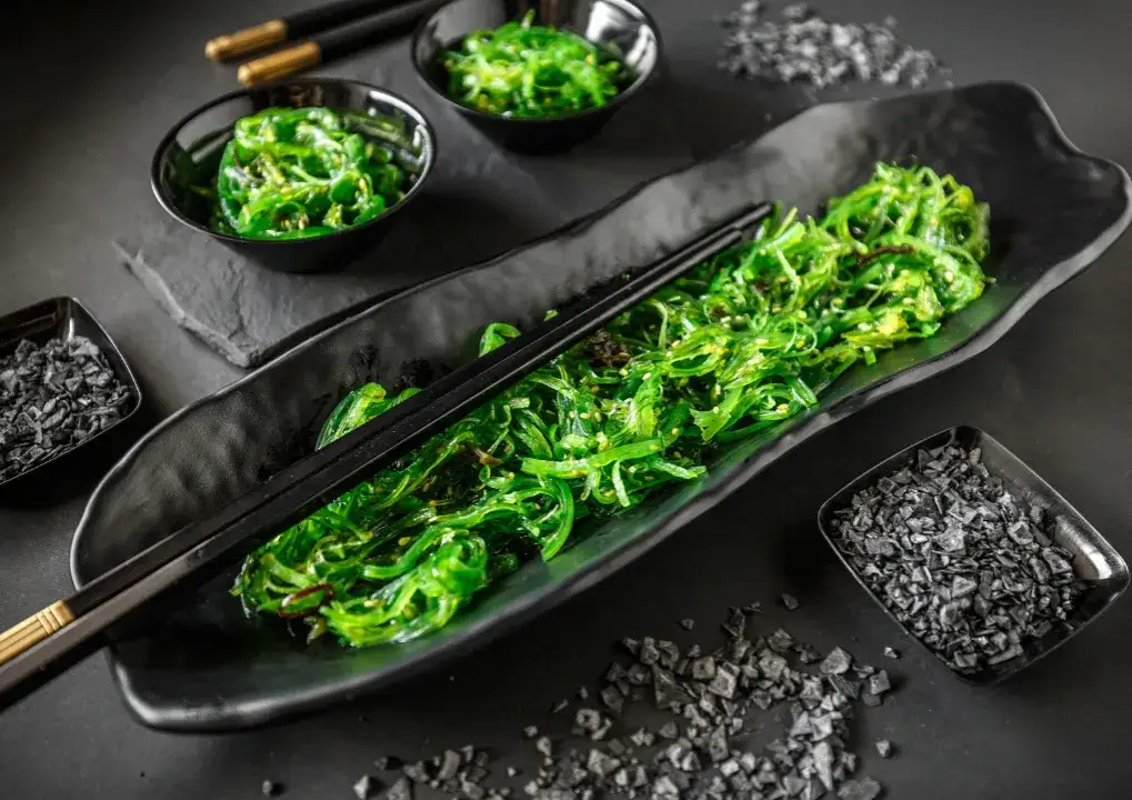 Zdjęcie Gdzie kupić sałatkę wakame? Sprawdź najlepsze oferty i ceny