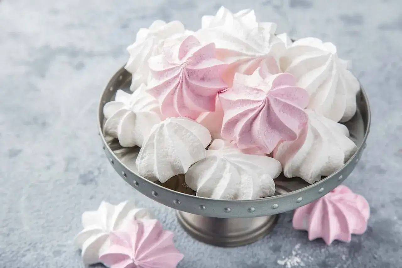 Zdjęcie Jak upiec bezy w piekarniku elektrycznym - proste błędy, których unikniesz