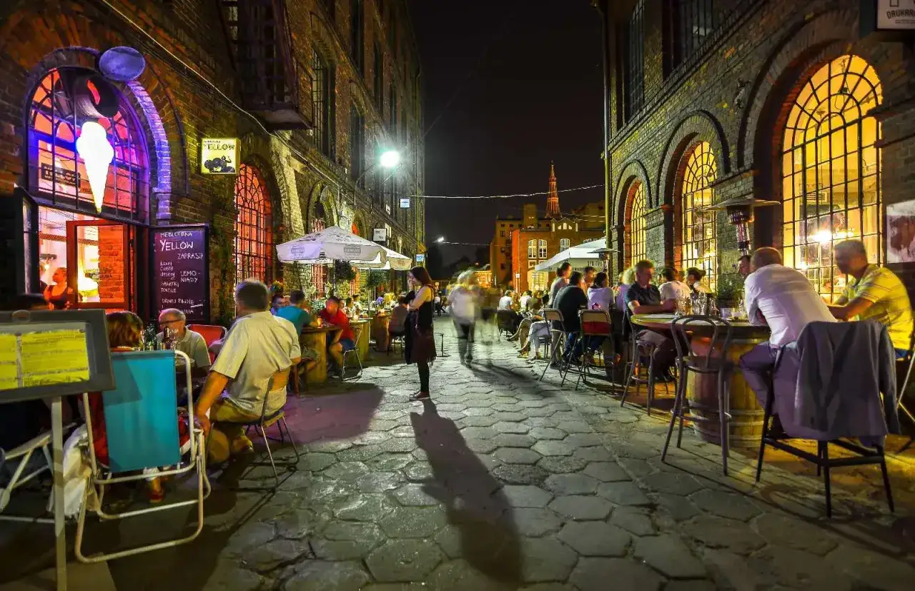 Zdjęcie Gdzie zjeść w Łodzi na Piotrkowskiej? Odkryj najlepsze restauracje