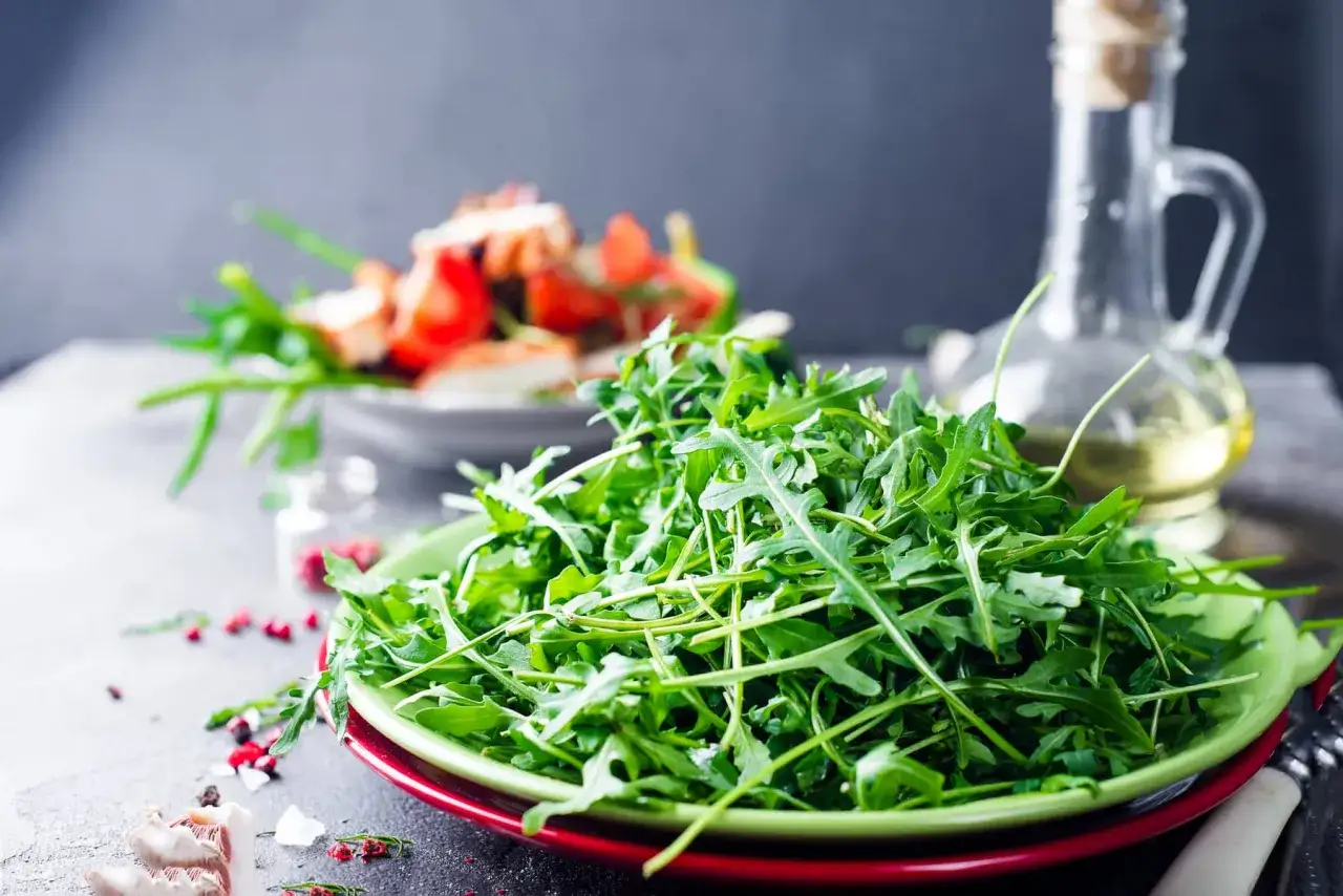 Zdjęcie Czy rukolę można mrozić - praktyczny poradnik przechowywania w zamrażarce