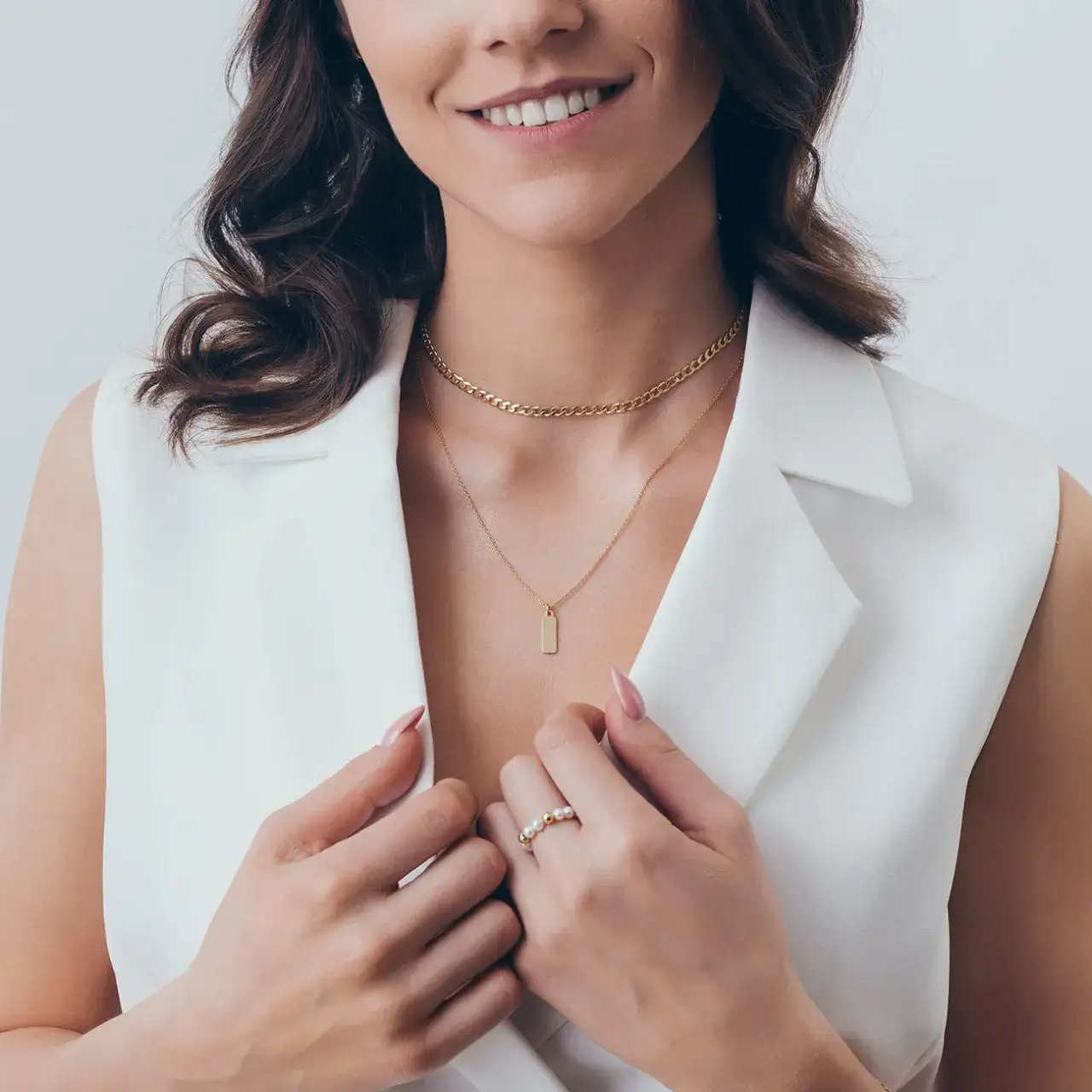 Zdjęcie Jaki naszyjnik do dekoltu V, aby uniknąć modowych faux pas?