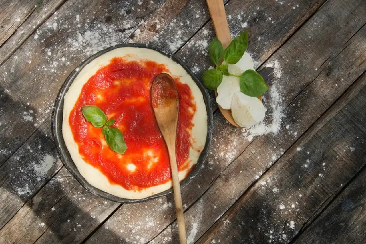 Zdjęcie Jak zrobić sos do pizzy z koncentratu – prosty przepis na smakowity sos