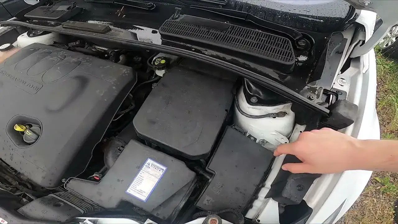 Zdjęcie Gdzie są bezpieczniki w Ford Kuga? Znajdź je łatwo i szybko