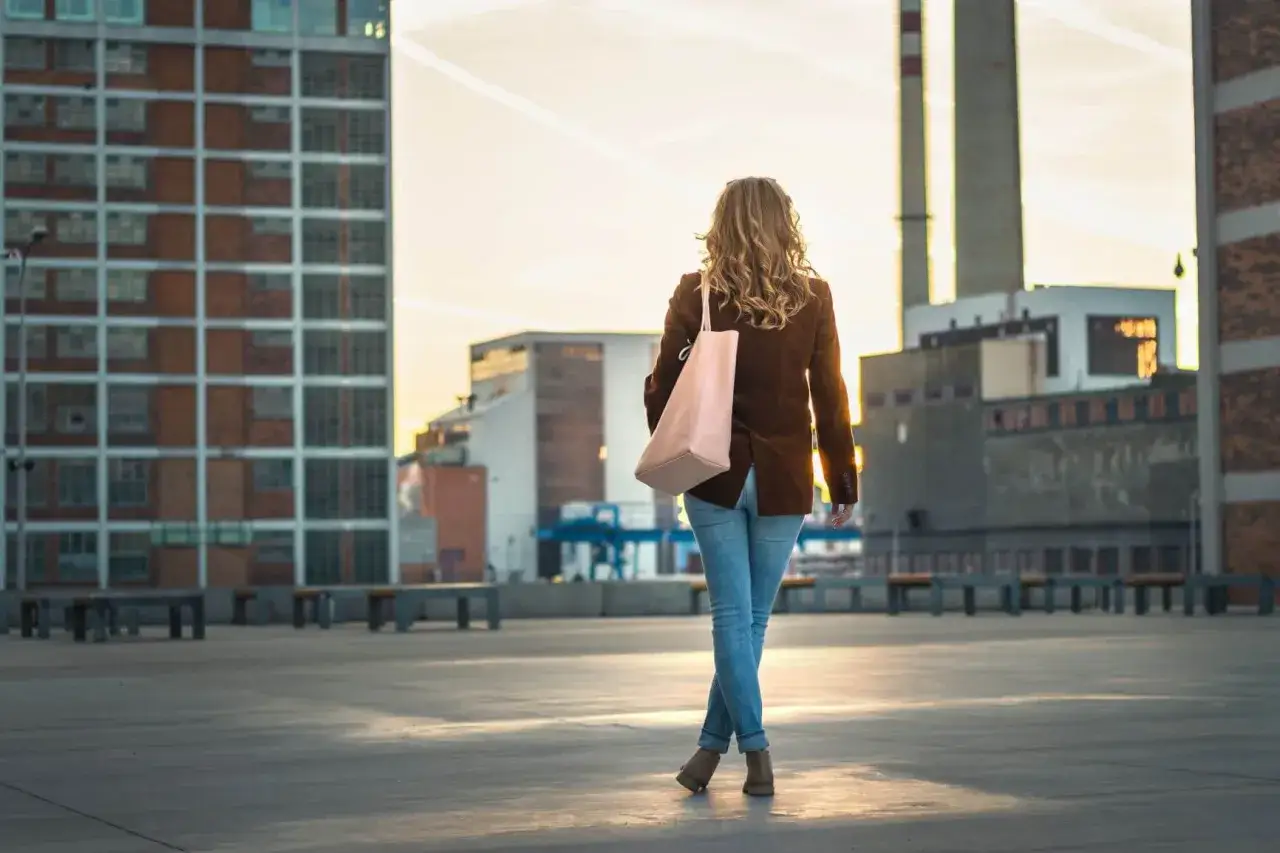 Zdjęcie Jak modnie się ubierać po 40? Eleganckie stylizacje, które podkreślą Twój wiek