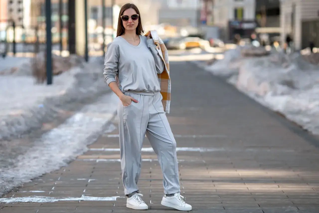 Zdjęcie Stylizacje szarych dresów damskich, które zachwycą każdego dnia