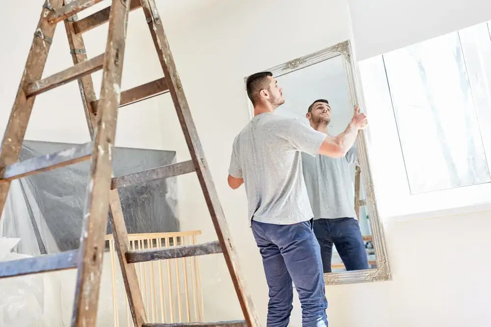 Zdjęcie Jak powiesić ciężkie lustro na ścianie bez obaw o bezpieczeństwo