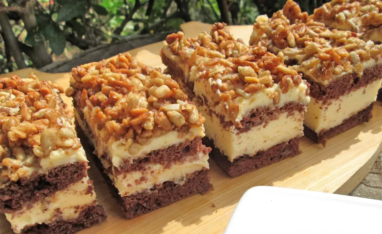 Zdjęcie Pyszne ciasto ze słonecznikiem i bitą śmietaną – łatwy przepis krok po kroku