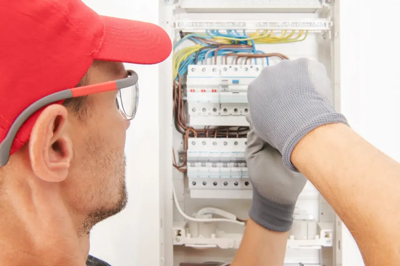 Zdjęcie Technik elektryk co robi? Poznaj jego kluczowe obowiązki i umiejętności