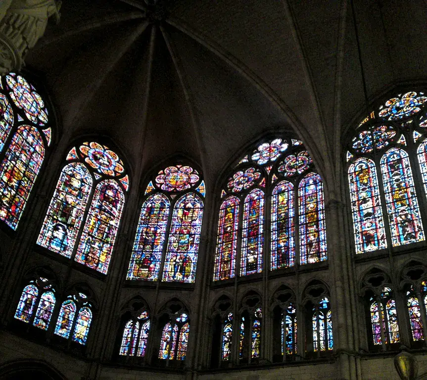 Zdjęcie Czym wypełniano okna gotyckich kościołów? Odkryj tajemnice witraży