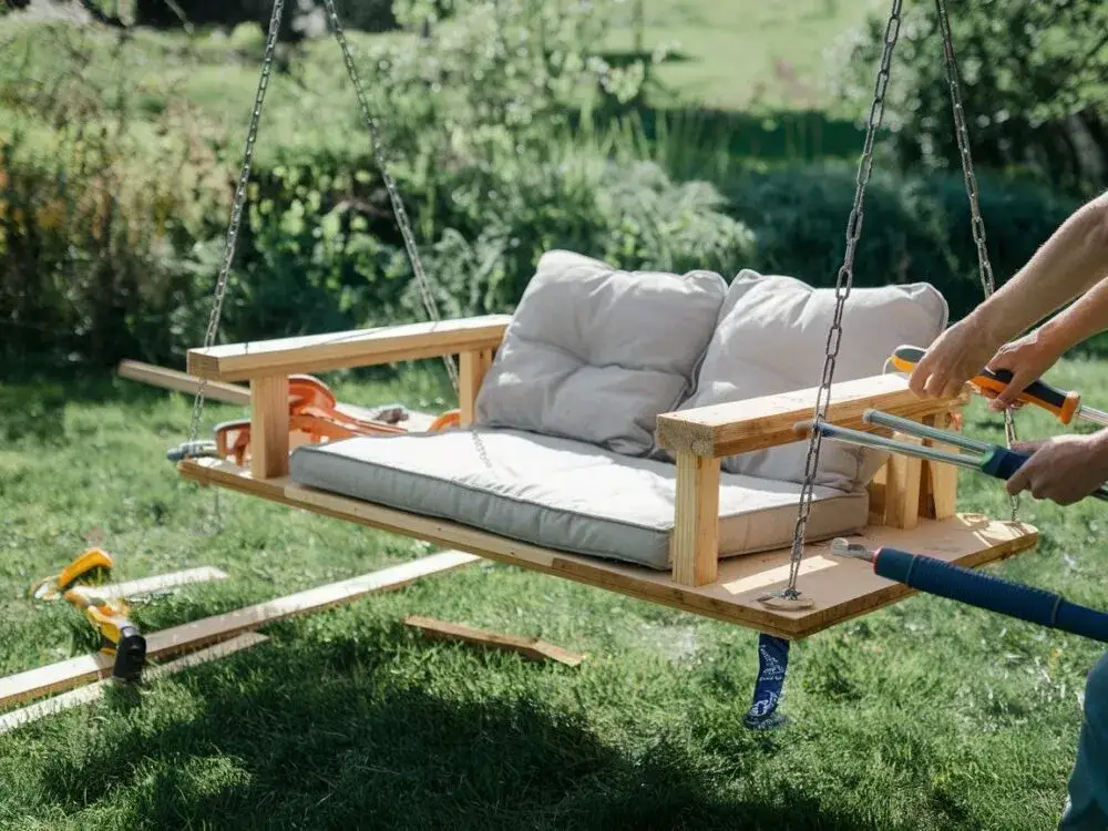 Zdjęcie Jak zrobić siedzisko do huśtawki ogrodowej? Przewodnik DIY