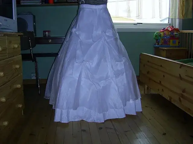 Zdjęcie Jak uszyć halkę do sukni ślubnej - proste kroki dla początkujących