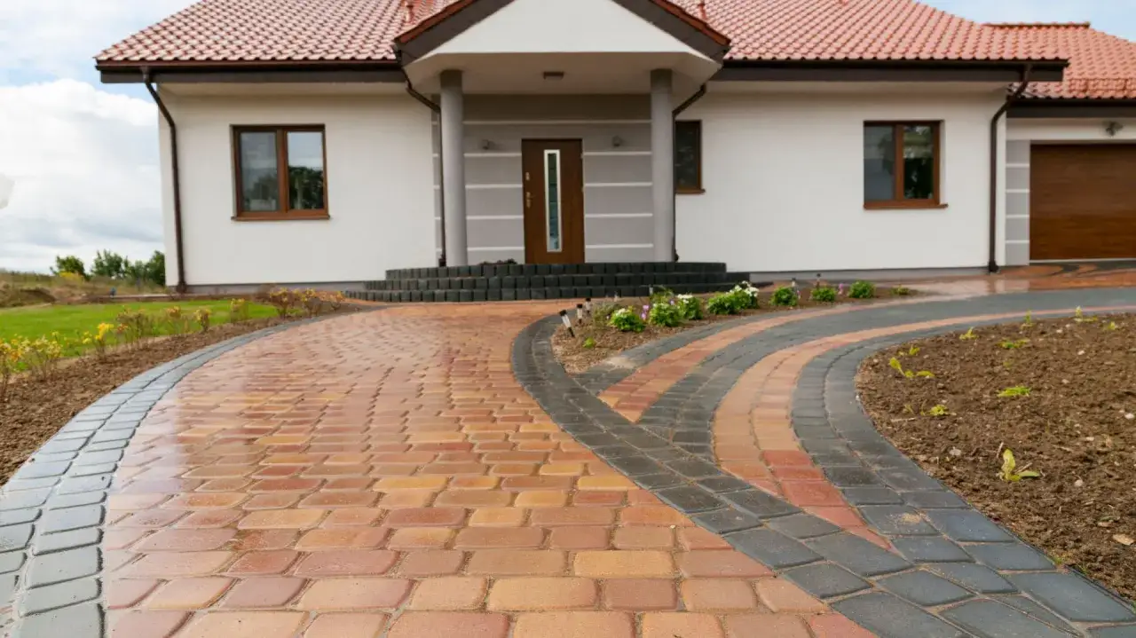 Zdjęcie Jaką kostkę brukową wybrać do żółtej elewacji, aby uniknąć błędów?