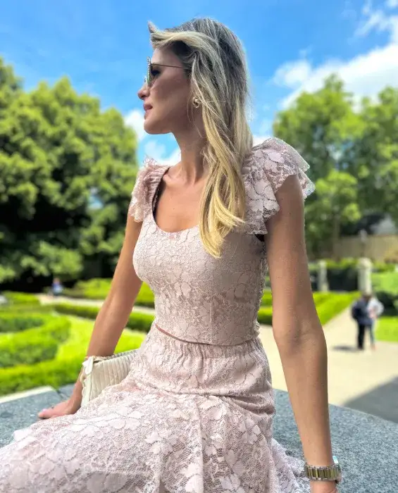 Zdjęcie Jaką bluzkę do długiej spódnicy wybrać, aby wyglądać stylowo?