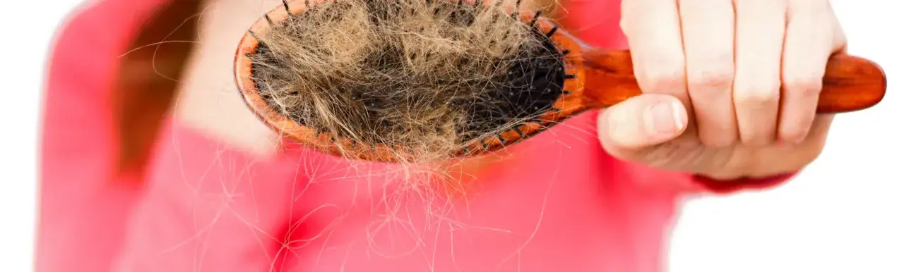 Zdjęcie Przetłuszczające się i wypadające włosy: przyczyny i rozwiązania