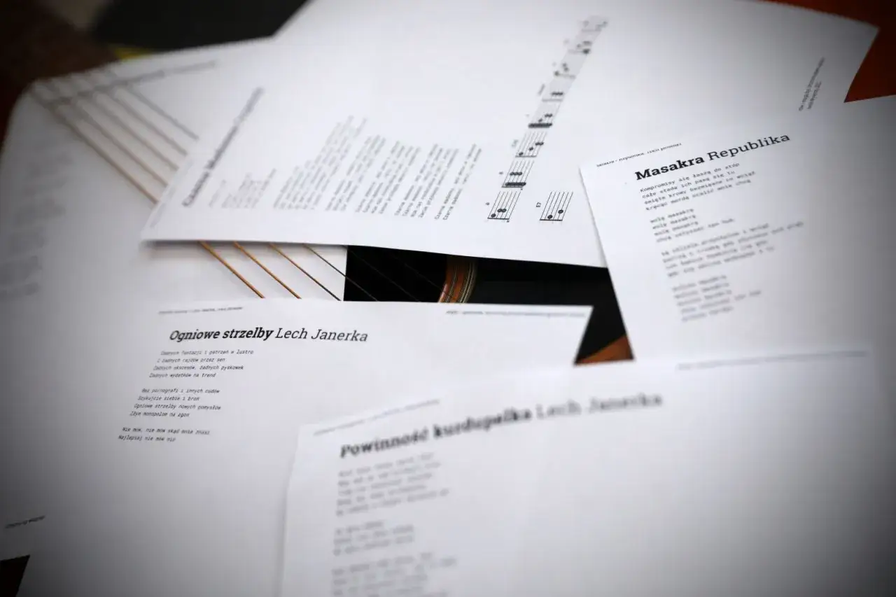 Zdjęcie Analiza tekstów piosenek: odkrywanie głębokich przekazów i wpływ doświadczeń życiowych na twórczość