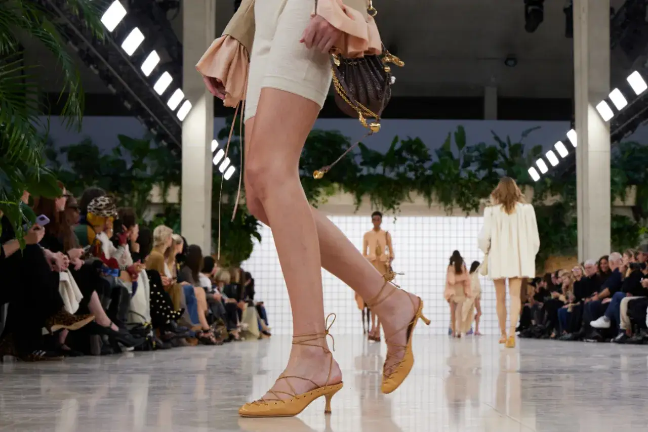 Zdjęcie Jakie są modne buty na wiosnę i lato? Odkryj najgorętsze trendy