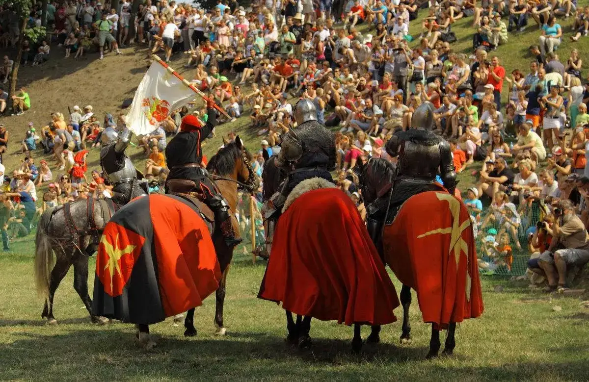 Zdjęcie Gdzie kupić bilety na oblężenie Malborka – uniknij rozczarowania i zyskaj najlepsze miejsca