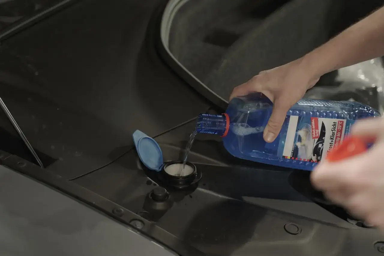 Zdjęcie Scheibenwischwasser nachfüllen: So vermeiden Sie Frostschäden und Sichtprobleme