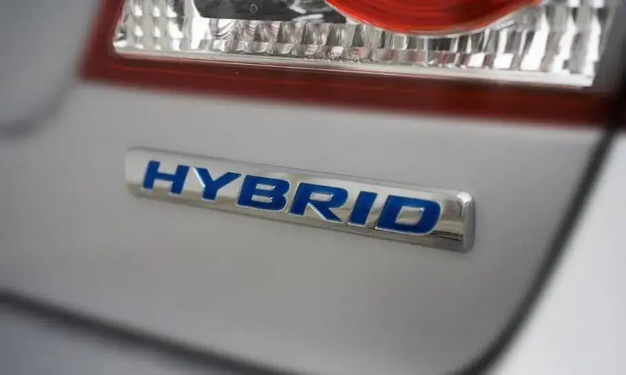 Zdjęcie Czy hybrydy są szkodliwe? Poznaj fakty i mity o samochodach hybrydowych