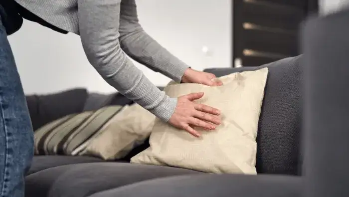 Zdjęcie Skuteczne sposoby na to, czym wyczyścić tapicerkę kanapy