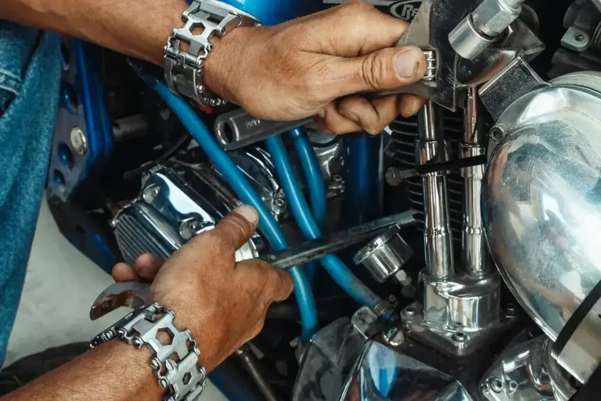 Zdjęcie Ile zarabia mechanik motocyklowy? Fakty, które mogą Cię zaskoczyć