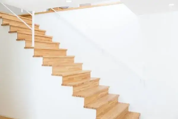 Zdjęcie Jak sprawić, żeby schody drewniane nie były śliskie i bezpieczne?