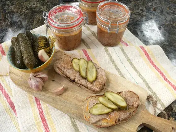 Zdjęcie Przepis na kiełbasę ze słoika, która zachwyci Twoich gości