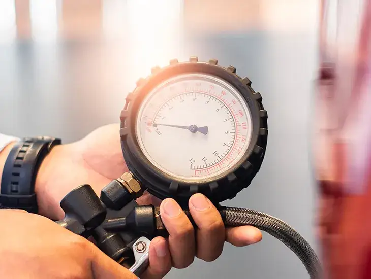 Zdjęcie Jakie ciśnienie w oponach 215/45 R17? Uniknij niebezpieczeństw na drodze