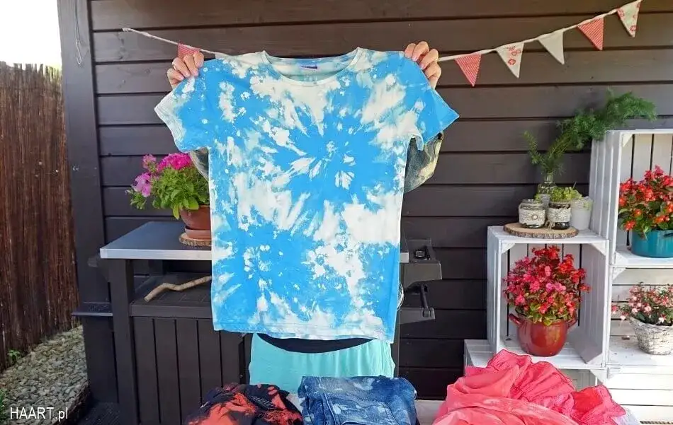 Zdjęcie Jak zrobić koszulkę wybielaczem – proste sposoby na efektowne wzory