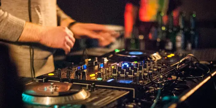 Zdjęcie Ile kosztuje DJ na 50 urodziny? Sprawdź, co wpływa na cenę