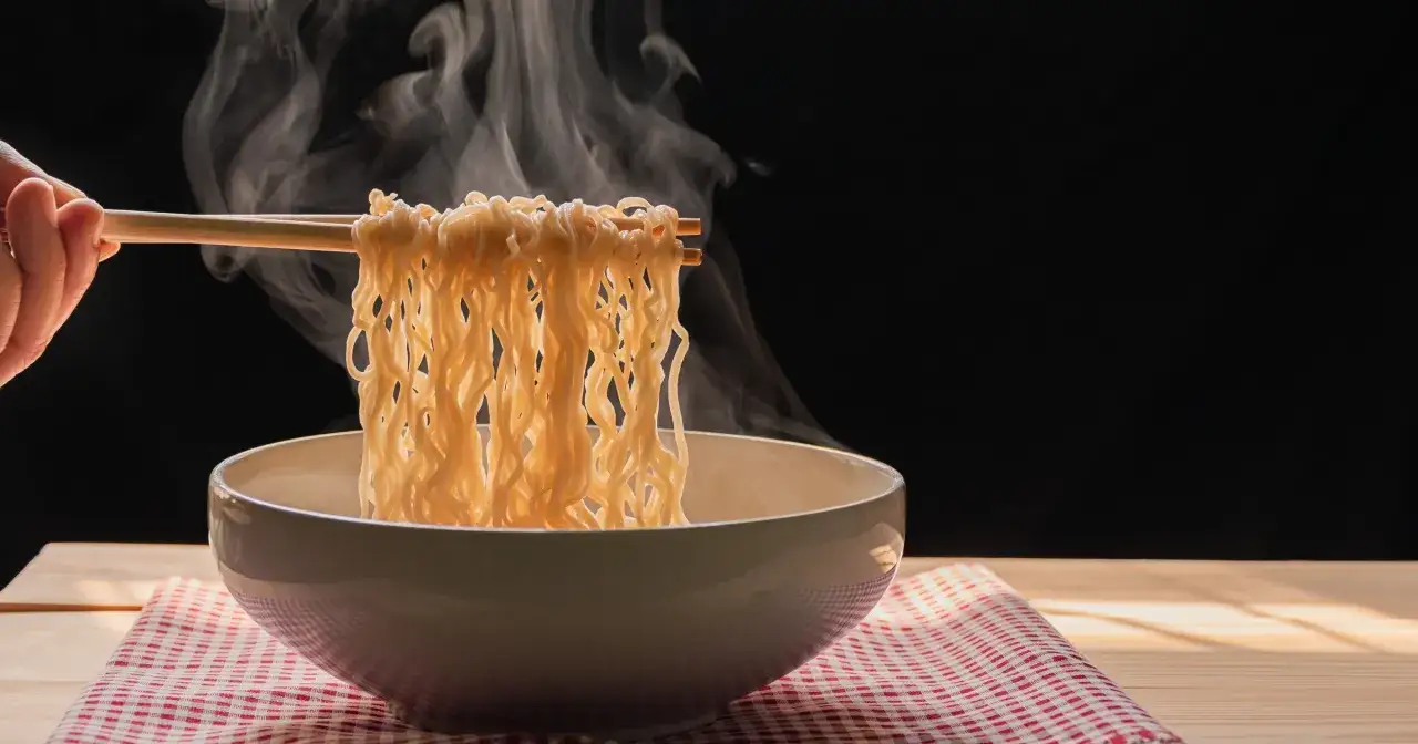 Zdjęcie Czy zupki chińskie tuczą? Sprawdź, jak wpływają na twoją wagę