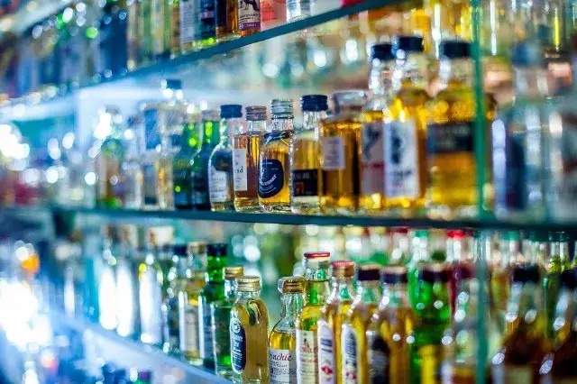 Zdjęcie Czy alkohol przewodzi prąd? Zaskakujące fakty o etanolu i wódce