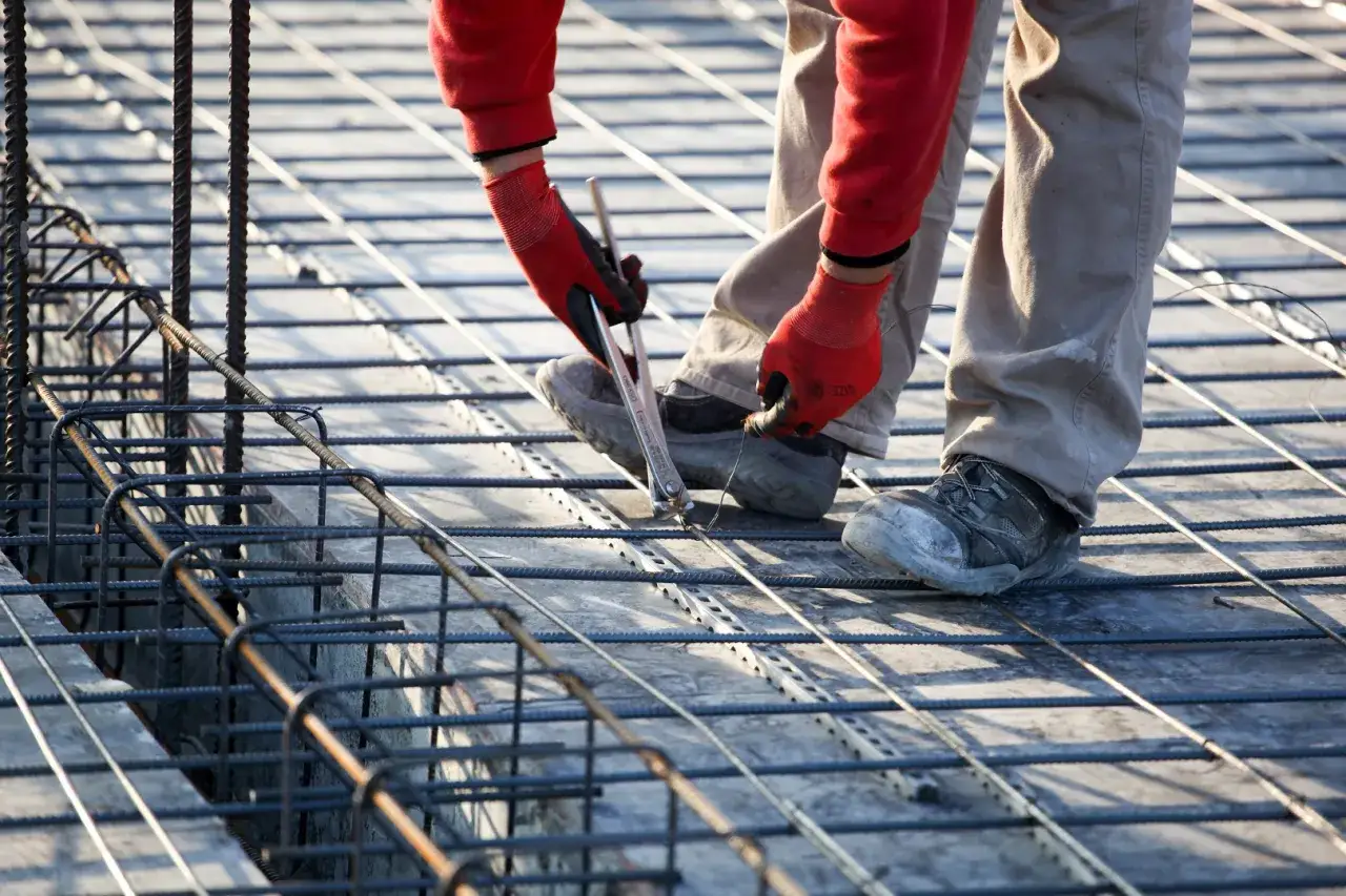 Zdjęcie Ile stali na fundament 100m2? Uniknij kosztownych błędów w obliczeniach