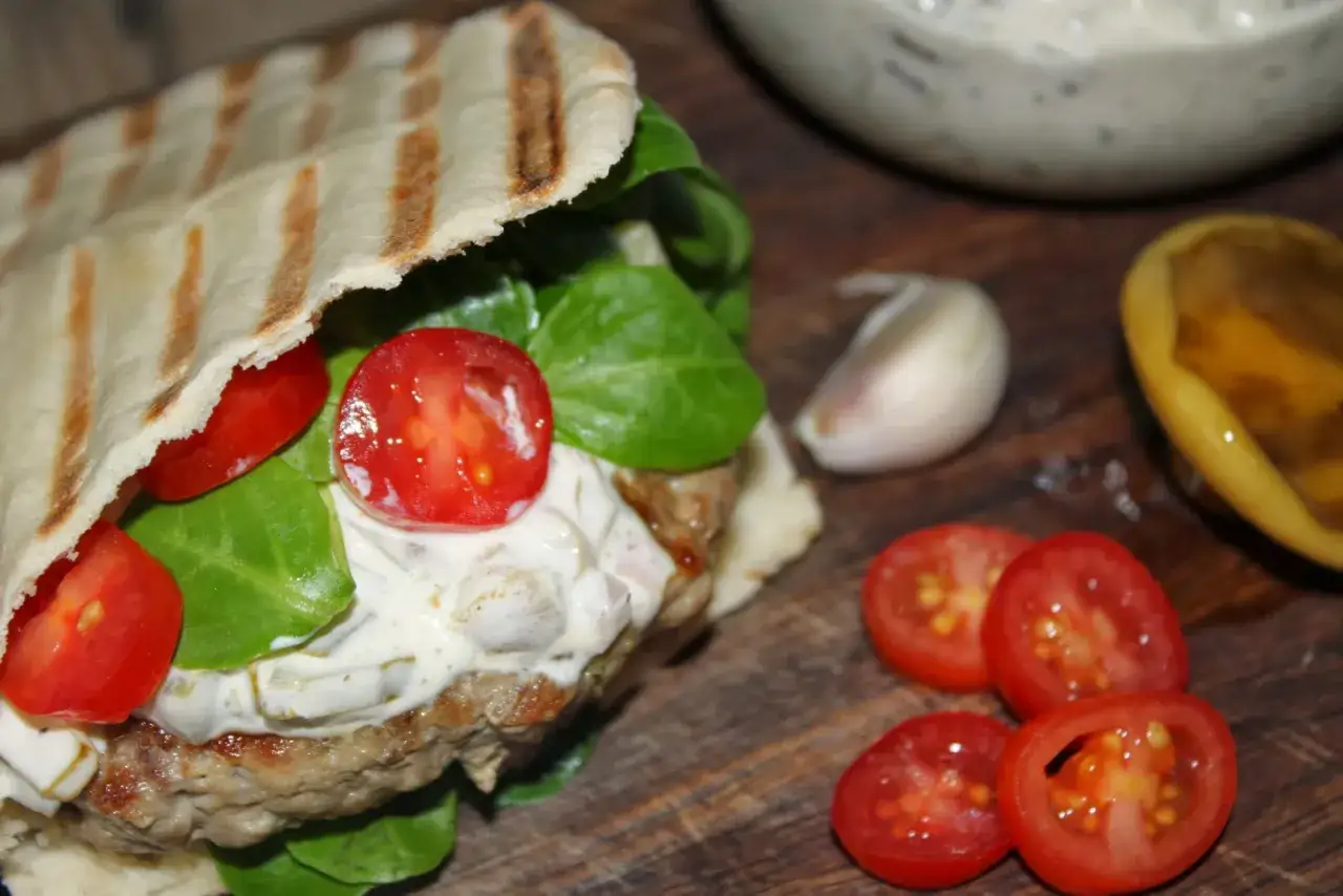 Zdjęcie Ile piec burgery w piekarniku? Prosty przepis na soczyste burgery z indyka