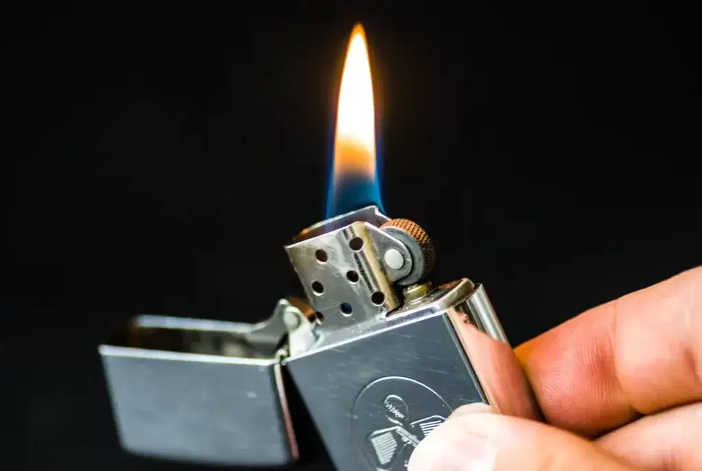 Zdjęcie Gdzie wyrzucić zapalniczkę, aby uniknąć zagrożeń dla środowiska?