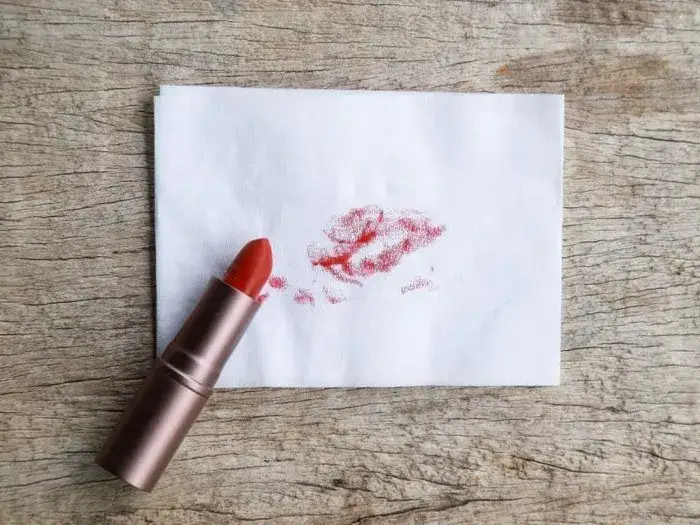 Zdjęcie Jak skutecznie zmyć szminkę? Sprawdzone metody i najlepsze produkty