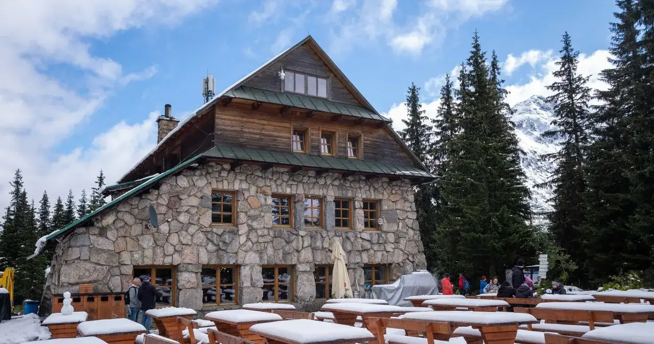 Zdjęcie Ile kosztuje nocleg w schronisku? Ceny i porady na sezon