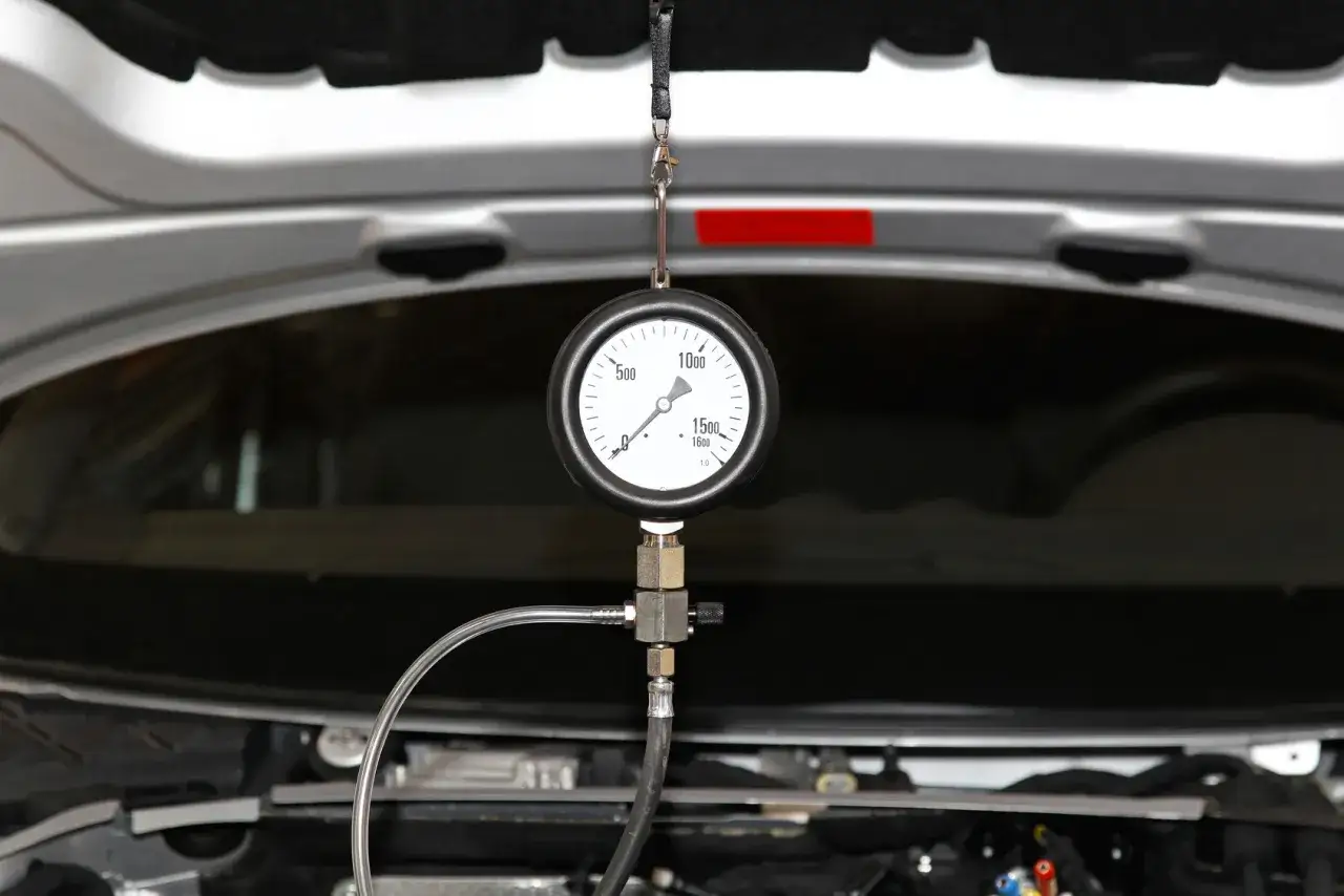 Zdjęcie Jak zmierzyć ciśnienie w cylindrach? Poradnik dla kierowc&oacute;w
