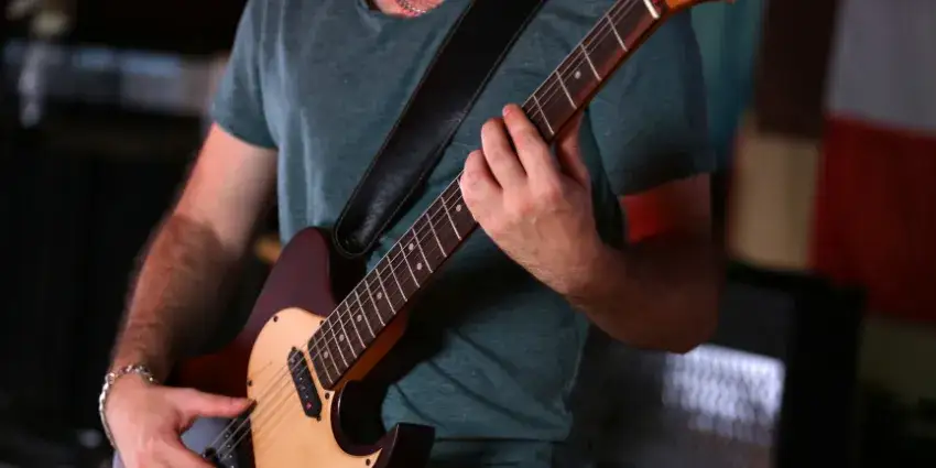 Zdjęcie Co jest potrzebne do gitary elektrycznej? Kluczowe akcesoria dla każdego muzyka