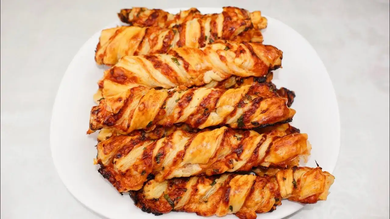 Zdjęcie Szybkie przepisy na przekąski z ciasta francuskiego, które zachwycą gości