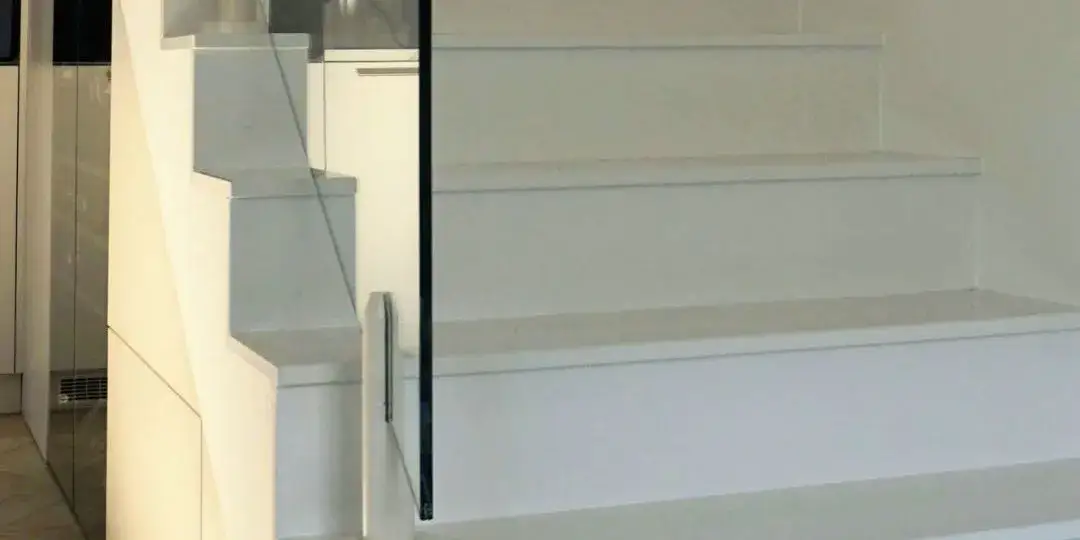 Zdjęcie Czy blat kuchenny nadaje się na schody? Sprawdź, co musisz wiedzieć