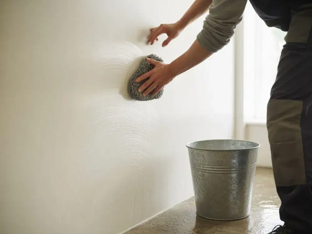 Zdjęcie Jak umyć ściany w kuchni? Skuteczne sposoby na tłuszcz i plamy