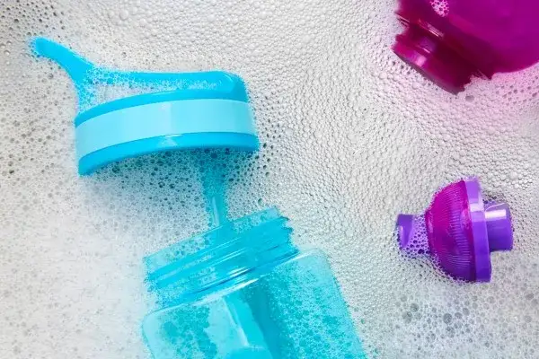 Zdjęcie Jak wyczyścić plastikową butelkę z osadu i uniknąć nieprzyjemnych zapachów