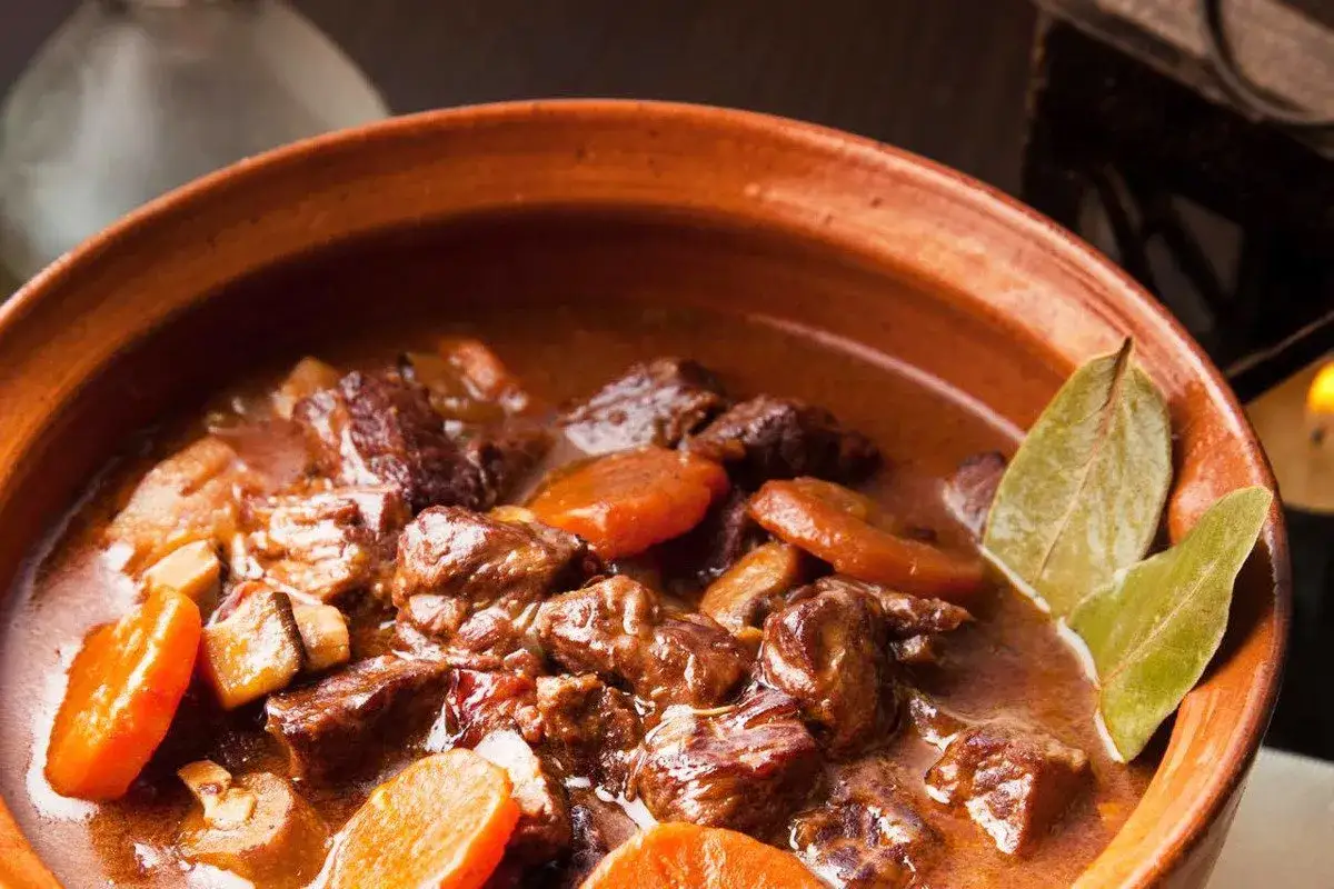 Zdjęcie Jakie wino do wołowiny po burgundzku? Odkryj idealne parowanie